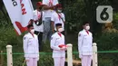 Anggota Paskibraka bersiap mengibarkan bendera merah putih di Sungai Cisadane, Kota Tangerang, Banten, Kamis (28/10/2021). Pengibaran bendera merah putih yang di ikuti puluhan pemuda tersebut di lakukan untuk memperingati hari sumpah pemuda. (Liputan6.com/Angga Yuniar)