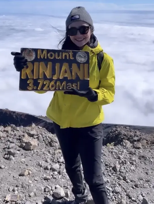 <p>Febby Rastanty beberapa kali liburan ke gunung, seperti ia pernah mendaki gunung Rinjani dengan mengenakan jaket kuning dipadukan celana hitam dan bennienya. [Instagram/febbyrastanty]</p>