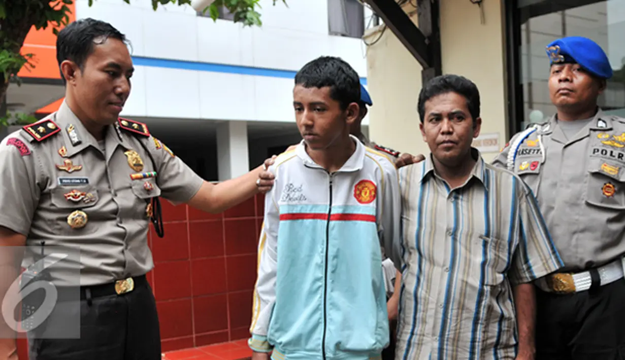 Kompol Priyo Utomo membawa bocah asal Situbondo yang diduga menjadi korban penculikan, Jakarta, Rabu (20/1/2016).Polsek Mampang Prapatan temukan bocah hilang asal Situbondo, Jawa Timur yang diduga diculik kelompok Gafatar. (Liputan6.com/Yoppy Renato)