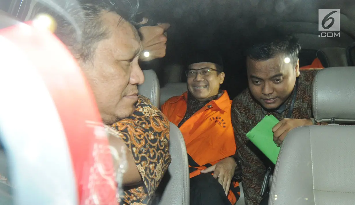 Wakil Ketua DPR, Taufik Kurniawan di dalam mobil usai menjalani pemeriksaan di KPK, Jakarta, Jumat (2/11). Taufik ditahan terkait kasus dugaan menerima  suap Rp 3,6 miliar pengurusan Dana Alokasi Khusus (DAK) Kab Kebumem TA 2016. (Merdeka.com/Dwi Narwoko)