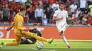 Spanyol kembali menambah gol pada menit ke-76. Memanfaatkan umpan jauh, Ferran Torres yang berdiri di sisi kanan lapangan menusuk ke kotak penalti dan memperdaya kiper Kroasia, Dominik Livakovic. (Foto: AP/Pool/Jonathan Nackstrand)
