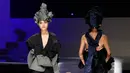 Sejumlah model mengenakan busana kreasi Hempel Award 24th Cina International Fashion Designer Contest di Cina , 25 Maret 2016. Busana unik dan nyentrik ditampilkan dalam pagelaran busana ini. (REUTERS / Kim Kyung - Hoon)