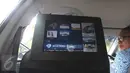 Layar In-Taxi Intertaiment (ITE) yang berada di dalam taksi Blue Brid, Jakarta, Rabu (18/11/2015). Kehadiran ITE diharapkan dapat memperkaya pengalaman serta hiburan kepada penumpang. (Liputan6.com/Angga Yuniar)