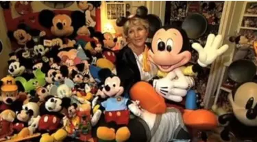 Janet mengumpulkan pernak-pernik yang berhubungan dengan Mickey Mouse sejak tahun 1970.