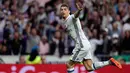Cristiano Ronaldo (CR7) mencetak tiga gol kemenangan Real Madrid atas Atletico Madrid pada leg pertama semifinal Liga Champions, di Santiago Bernabeu, Selasa (2/5). Hasil ini membuat peluang Madrid lolos ke final terbuka lebar. (AFP Photo)