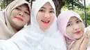 Via Vallen tampil kompak dengan keluarganya. Dengan balutan hijab berwarna putih, Via Vallen terlihat semakin cantik.(Liputan6.com/IG/@viavallen)
