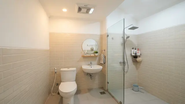 Kamar Mandi Kecil dengan Plafon Tinggi dan Exhaust Fan