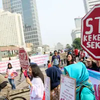 Aktivis wanita dari Jaringan Muda menggelar aksi Stop Kekerasan Seksual saat Car Free Day di Bundaran HI, Jakarta, Minggu (6/12/2015). Dalam aksinya mereka menolak kekerasan seksual dan stop perkosaan. (Liputan6.com/Faizal Fanani)