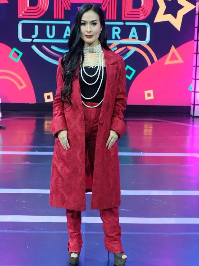 6 Penampilan Glamor Iis Dahlia, Tampil Elegan