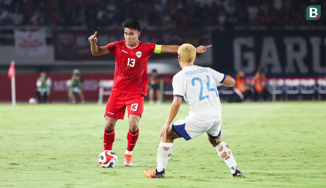 <p>Pemain Timnas Indonesia, Muhammad Ferarri (kiri) berusaha melewati penjagaan pemain Filipina, Javier Alessandro Mariona saat laga Grup B Piala AFF 2024 yang berlangsung di Stadion Manahan, Solo, Jawa Tengah, Sabtu (21/12/2024). (Bola.com/Abdul Aziz)</p>