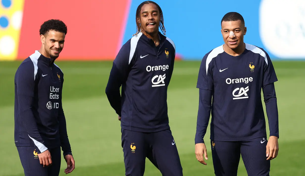Pemain Prancis, Kylian Mbappe kembali berlatih jelang laga Grup D melawan Belanda di Home Deluxe Arena Stadium, Paderborn, Jerman, Rabu (19/06/2024) waktu setempat. Mbappe menjalani tes di rumah sakit di Duesseldorf sebelum bergabung kembali dengan skuad Prancis. (AFP/Franck Fife)