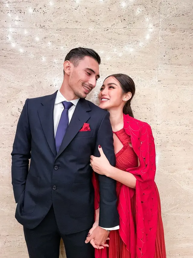 Umumkan Kehamilan, Ini 8 Potret Mesra Jessica Iskandar dan Vincent Verhaag
