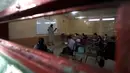 Seorang guru mengajar saat tahun ajaran baru dimulai selama pandemi COVID-19 di sekolah umum di Mexico City, Meksiko, Senin (30/8/2021). Jutaan anak Meksiko mulai menjalani sekolah tatap muka. (AP Photo/Fernando Llano)