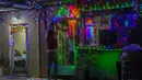 Seorang pria mendekorasi rumahnya selama Diwali, festival cahaya di Mumbai, India, Senin (24/10/2022). Warga India di seluruh negeri merayakan Diwali, festival Hindu yang melambangkan kemenangan cahaya atas kegelapan. (AP Photo/Rafiq Maqbool)