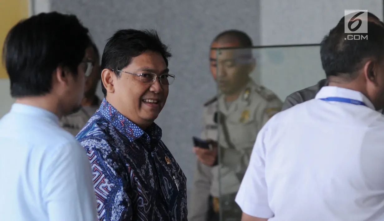 Wakil Ketua DPR Utut Adianto bersiap menjalani pemeriksaan di Gedung KPK, Jakarta, Selasa (18/9). Utut diperiksa sebagai saksi untuk tersangka Bupati nonaktif Purbalingga Tasdi. (Merdeka.com/Dwi Narwoko)