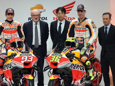 (Dari kiri ke kanan) Repsol Director of Comminucation Marcos Fraga, Pebalap Tim Repsol Honda Marc Marquez, CEO and Chairman of Repsol Antonio Brufau, Honda Racing Corporation (HRC) Director Tetsuhiro Kuwata, Pebalap Tim Repsol Honda Joan Mir, dan Manajer HRC Albert Puig berpose saat peluncuran motor baru untuk MotoGP musim 2023 di Madrid, 22 Februari 2023. (AFP/Pierre-Philippe Marcou)
