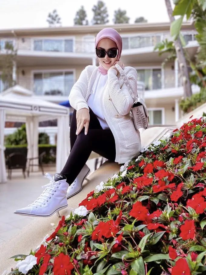 Gaya Casual Syahrini saat Berlibur Di Los Angeles