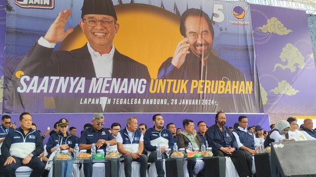 Ketua Umum (Ketum) Partai NasDem Surya Paloh mendampingi Calon Presiden (Capres) nomor urut 01 Anies Baswedan kampanye akbar di Kota Bandung, Jawa Barat (Jabar), Minggu (28/1/2024).