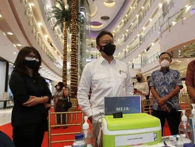 Menteri Kesehatan Budi Gunadi Sadikin (kedua kiri) didampingi Direktur Utama APL Bacelius Ruru, Wakil Dirut Noer Indradjaja, Center Director Central Park dan Neo Soho Mall V. Pauline Fillian saat meninjau Mini Sentra Vaksinasi di Central Park Mall Jakarta Barat (22/8/2021) (Liputan6.com/HO/Ading)