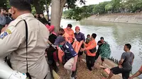Evakuasi jasad pria berbaju batik yang mengapung di Pintu Air Jagir Surabaya. (Dian Kurniawan/Liputan6.com)