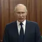 Dalam foto yang diambil dari video ini, Presiden Rusia Vladimir Putin menyampaikan pidato kenegaraannya di Moskow, Rusia, Senin (26/6/2023). (Russian Presidential Press Service via AP)