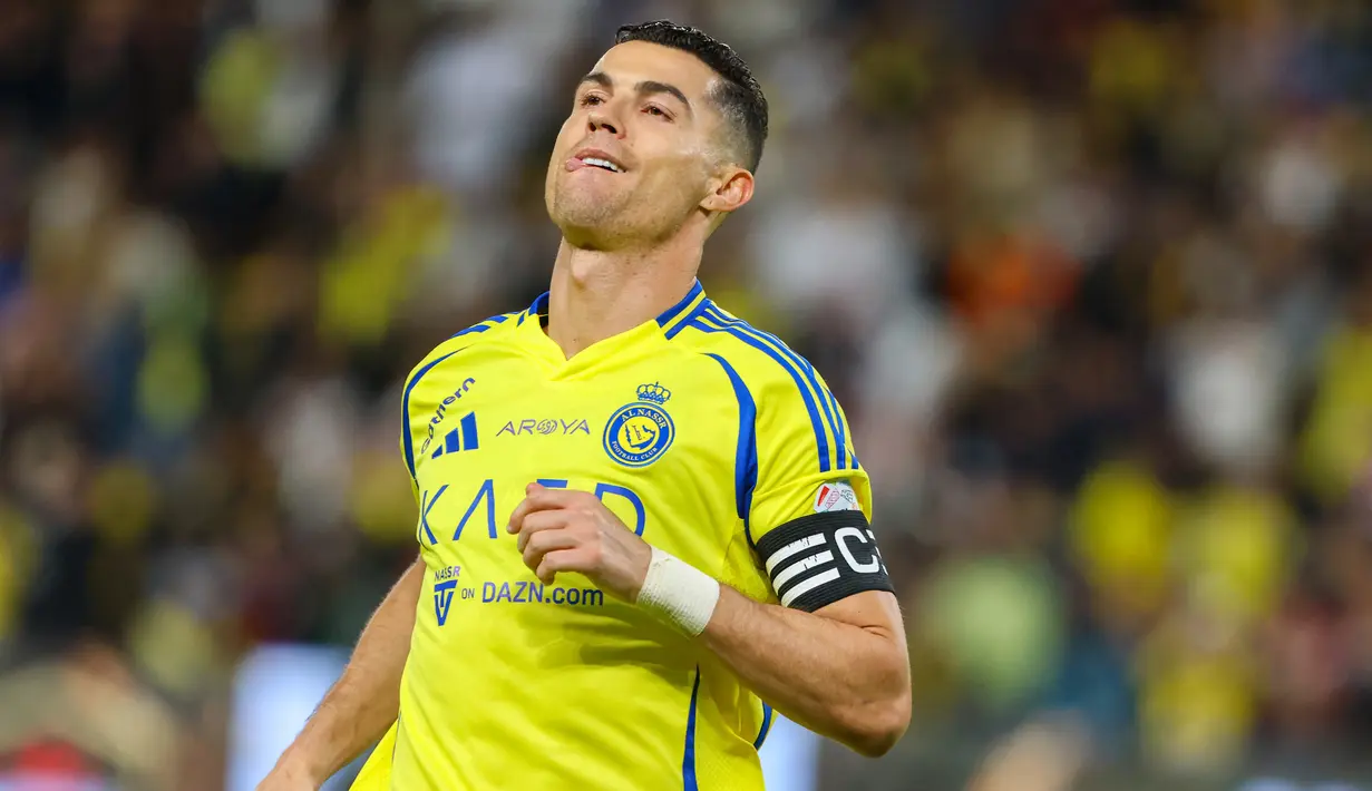 Dua golnya pada laga Al Nassr vs Damac membuat megabintang asal Portugal ini telah meraih 915 gol sepanjang kariernya dan tinggal sedikit lagi untuk mencapai angka 1.000 gol. (AFP/Fayez Nureldine)