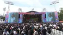 Area depan panggung tetap dipadati para penggemar yang rela berdiri demi menyaksikan Idgitaf dari jarak dekat. Tampak dalam foto, penyanyi Idgitaf saat tampil pada hari pertama gelaran KapanLagi Buka Bareng (KLBB) Festival 2026 di Stadion Madya, Kompleks Gelora Bung Karno, Senayan, Jakarta, Sabtu 28 Februari 2026. (Dok/Kapanlagi Youniverse)