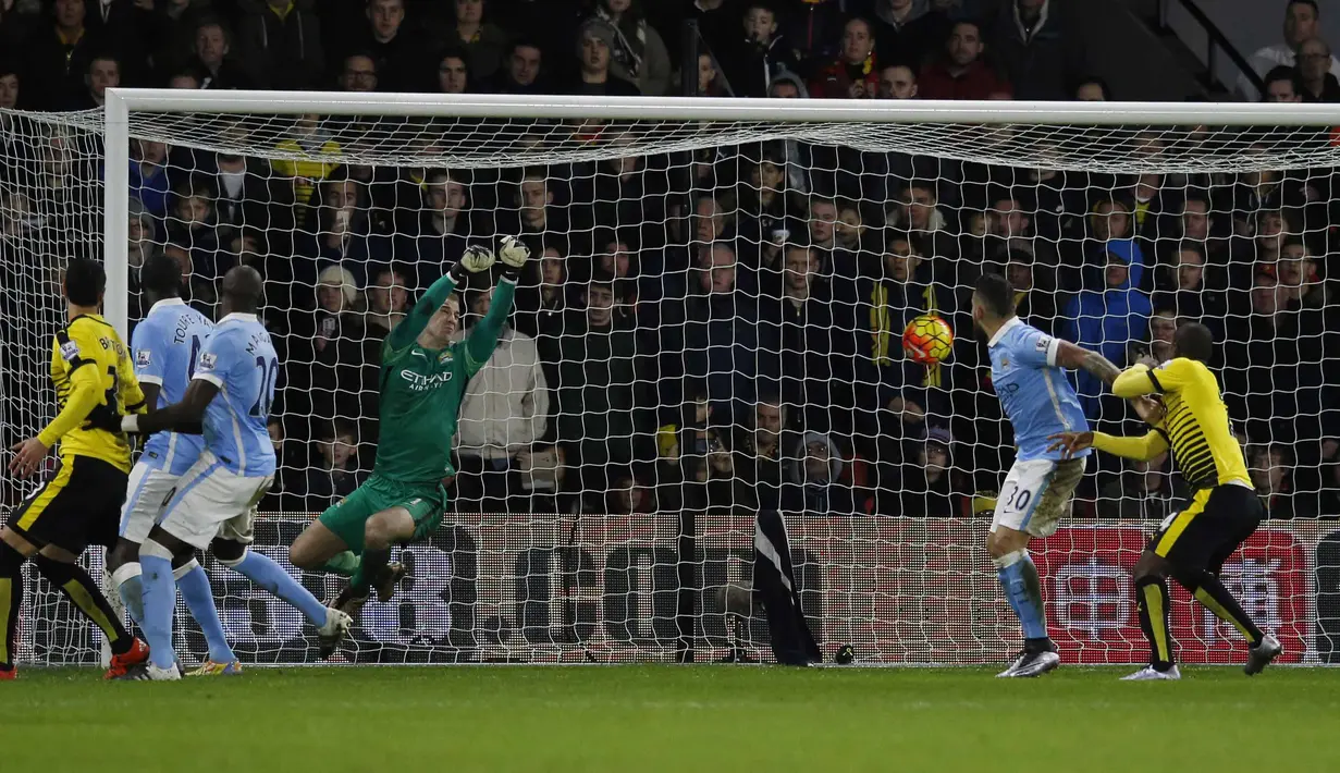  Kiper Manchester City, Joe Hart gagal mengamankan sundulan Aleksandar Kolarov hingga terjadi gol bunuh diri pada lanjutan Liga Premier Inggris di Stadion Vicarage Road, Inggris, Minggu (3/1/2016) dini hari WIB. (Reuters/Paul Childs)