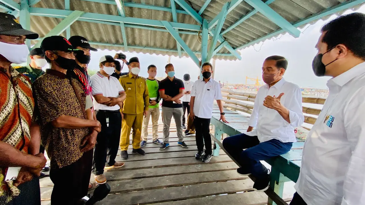 PresidenJokowi saat berdialog dengan perwakilan nelayan di Dermaga Kapal Nelayan Bale Purbo, Gresik