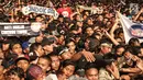 Para slankers membentangkan spanduk pada konser perayaan ulang tahun ke-34 Slank di JIExpo Kemayoran, Jakarta Pusat, Selasa (26/12). Konser kali ini menjadi ajang reuni bagi Slankers, penggemar Slank, dari penjuru Indonesia. (Liputan6.com/Herman Zakharia)