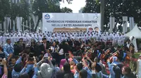 Menteri Pendidikan dan Kebudayaan (Mendikbud) Muhadjir Effendy menjadi inspektur upacara dalam rangka peringatan Hari Guru Nasional (HGN) 2017 (Liputan6.com/Nafiysul Qodar)