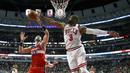 Pemain Chicago Bulls, Dwyane Wade (kanan) menepis bola tembakan pemain Washington Wizards, Marcin Gortat pada laga NBA basketball game di United Center, Chicago, (21/12/2016).  Wizards menang 107-97. (AP/Charles Rex Arbogast)