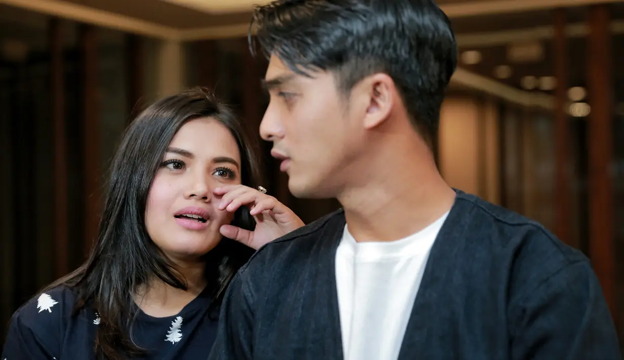 Beberapa tahun belakangan ini, Ricky Harun kembali mudik lebaran ke kampung istri, Herfiza Novianti di Sukabumi. Tiga tahun sudah Ricky Harun mudik ke kampung halaman istrinya. (Adrian Putra/Bintang.com)