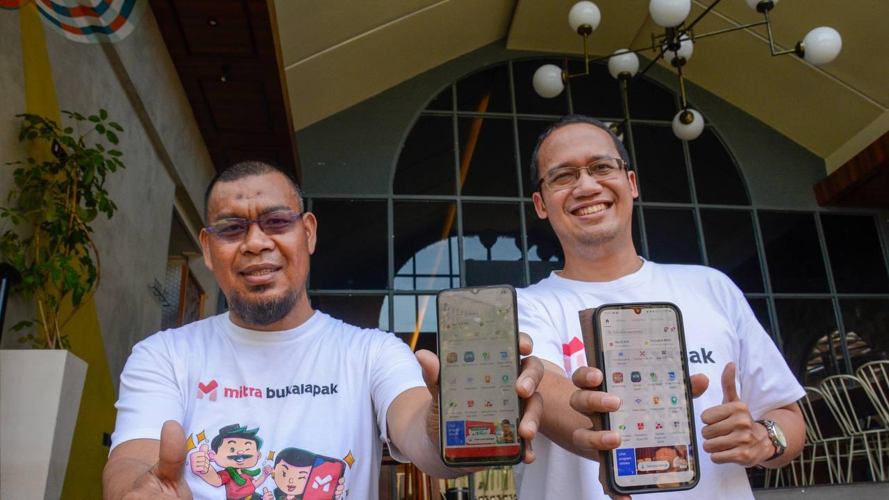 Becquini Akbar, VP Mitra Operations & Commerce Mitra Bukalapak dan Hasrun, Mitra Bukalapak asal Makassar pada saat kegiatan Media Gathering Mitra Bukalapak di Makassar. Rabu, 27 September 2023. (Foto: Bukalapak)