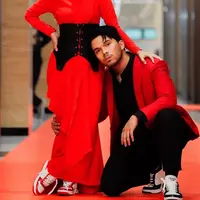 Thariq Halilintar dan Fuji tampil sebagai pasangan swag dan edgy memakai dress dan jas dengan kombinasi warna merah-hitam (Foto: Instagram @thariqhalilintar)