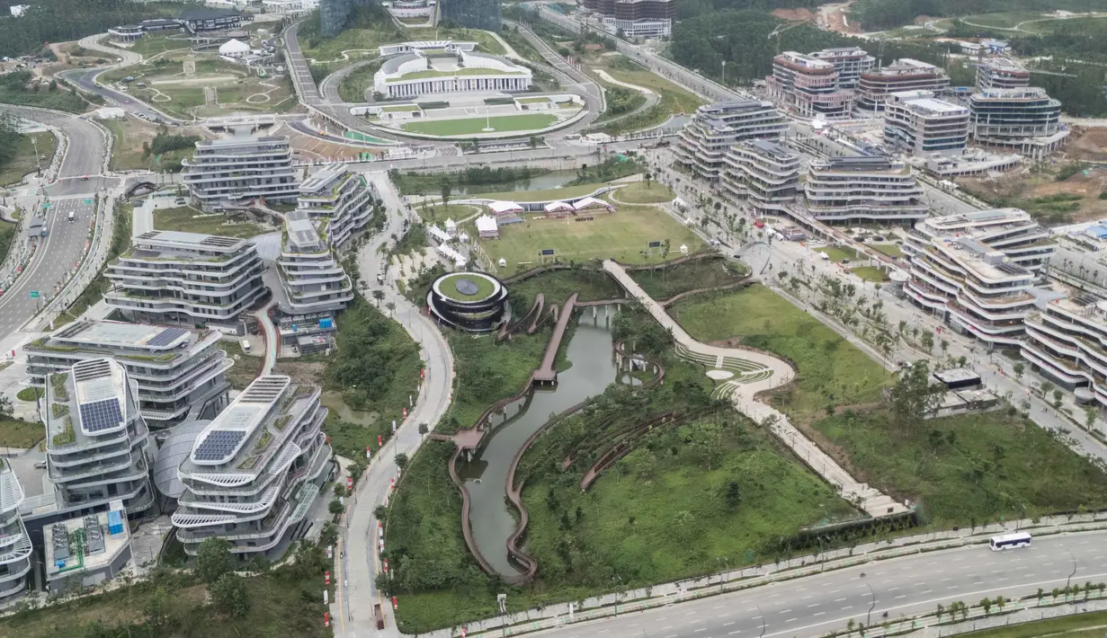 Ia memastikan pembangunannya berjalan sesuai dengan rencana yang telah ditetapkan, termasuk pembangunan kawasan yudikatif dan legislatif yang akan segera dikerjakan. Tampak foto udara yang diambil pada 15 Agustus 2025 ini menunjukkan Istana Kepresidenan dan gedung-gedung kementerian pemerintah yang sedang dalam tahap pembangunan di Ibu Kota Nusantara (IKN), ibu kota baru Indonesia yang direncanakan, di Kalimantan Timur. (Foto oleh AFP)