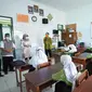 Satgas Covid-19 Banyuwangi Memantau Pelaksanaan PTM 50 Persen di Salah Satu Sekolah SD di Banyuwangi. (istimewa)