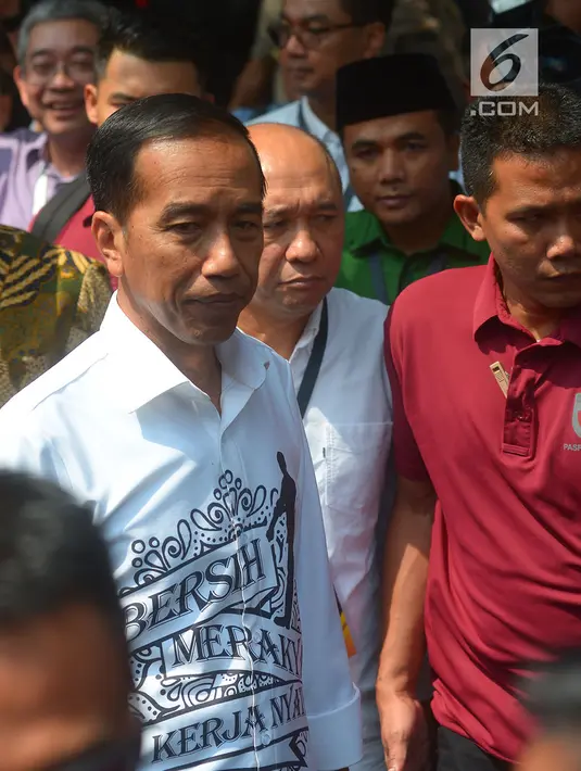 Presiden Joko Widodo usai mendaftarkan Capres-Cawapres ke Komisi Pemilihan Umum (KPU), Jakarta, Jumat (10/8).  Jokowi dan Ma'ruf Amin resmi sebagai capres-cawapres untuk Pilpres 2019. (Merdeka.com/Imam Buhori)