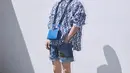 Lee Jae Wook dalam balutan one brand outfit. Ia mengenakan oversized shirt bernuansa biru dengan corak logo brand, dipadunya dengan denim short pants, kaus kaki putih, dan sneakers yang juga bernuansa biru senada. [Foto: Instagram/jxxvvxxk]