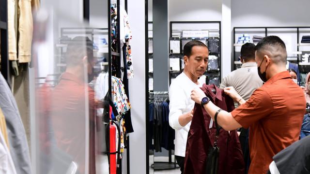 Jokowi Belanja Produk Lokal di Mal Grand Indonesia