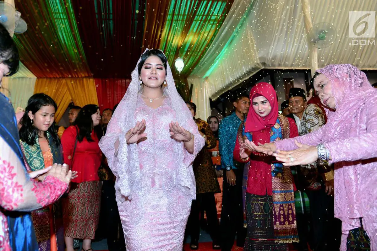 Kahiyang Ayu Siregar Menari Tortor