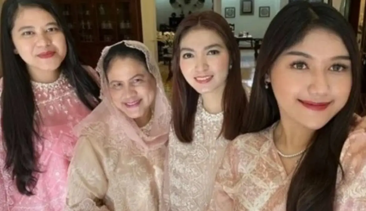 Iriana Jokowi terlihat begitu sumringah dengan bertambahnya keluarga baru yakni menantu Erina Gudono. Erina mendapatkan sambutan hangat juga dari Kahiyang dan Selvi. Rasa bersyukur terlihat jelas dari Iriana yang tersenyum lebar saat berfoto dengan Kahiyang dan dua menantunya. (Liputan6.com/IG/erinagudono)