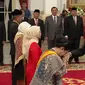 Iriana Jokowi terima tanda kehormatan Adipradana dari Presiden Jokowi di Istana Negara, Jakarta, 14 Agustus 2023. (dok. tangkapan layar YouTube Sekretariat Presiden)