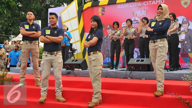 Beginilah Gaya Polisi Saat Melakukan Fashion Show