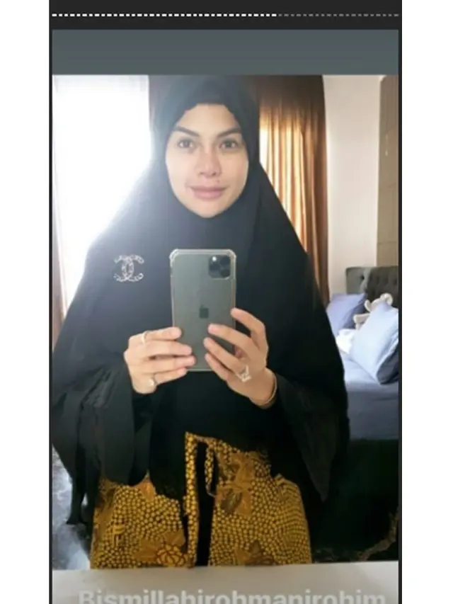6 Potret Nikita Mirzani Umrah, Pertama Kali Ajak sang Anak