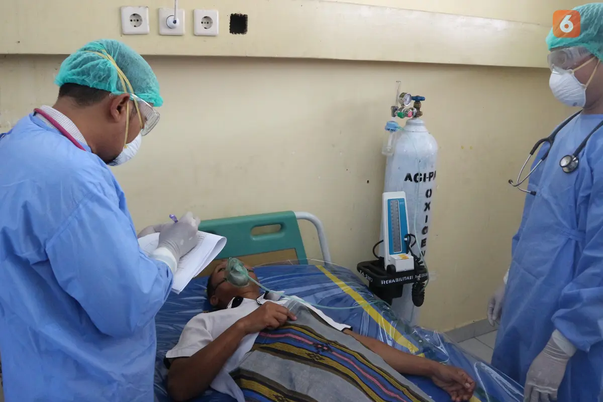 tim dokter di kamar isolasi PDP