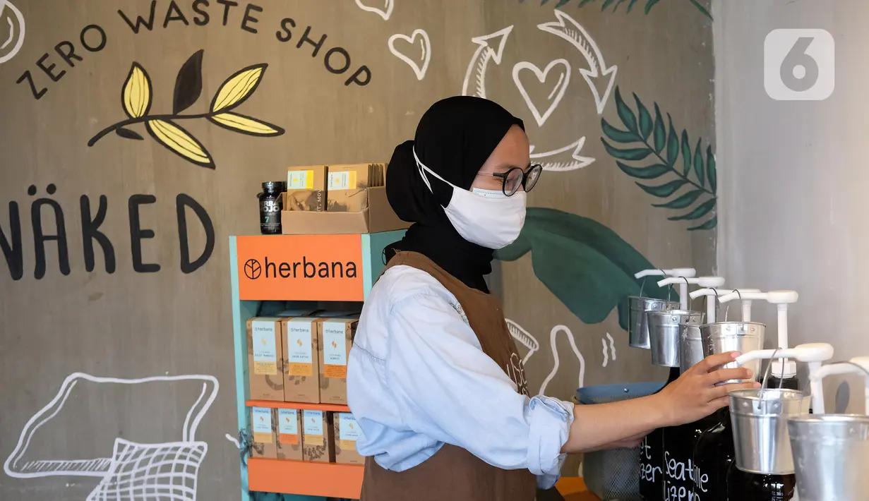 Pekerja merapikan barang dagangan di Toko Naked Inc, Kemang, Jakarta, Sabtu (11/9/2021). Naked Inc merupakan salah satu toko kebutuhan sehari-hari yang menerapkan konsep bebas sampah atau "zero waste", dimana pembeli harus membawa kantong belanja atau wadah sendiri. (Liputan6.com/Herman Zakharia)