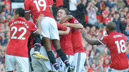 Pemain Manchester United merayakan gol Antonio Valencia ke gawang Everton pada laga pekan kelima Liga Inggris 2017/2018 di Stadion Old Trafford, Minggu (17/9). Tanpa ampun, Everton dipermak Red Devils dengan skor 0-4. (AP Photo/Rui Vieira)