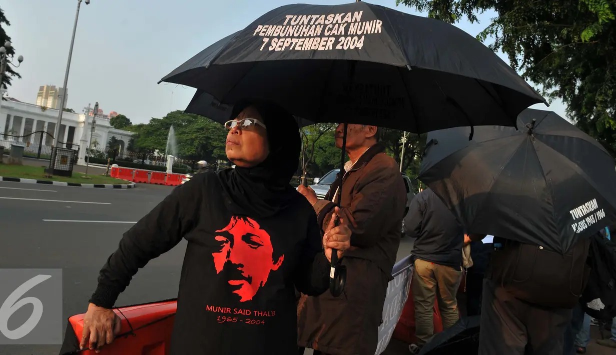 Aktivis Jaringan Solidaritas Korban untuk Keadilan menggelar aksi Kamisan ke-457 di depan Istana Merdeka, Jakarta, Kamis (1/9). (Liputan6.com/Gempur M Surya)