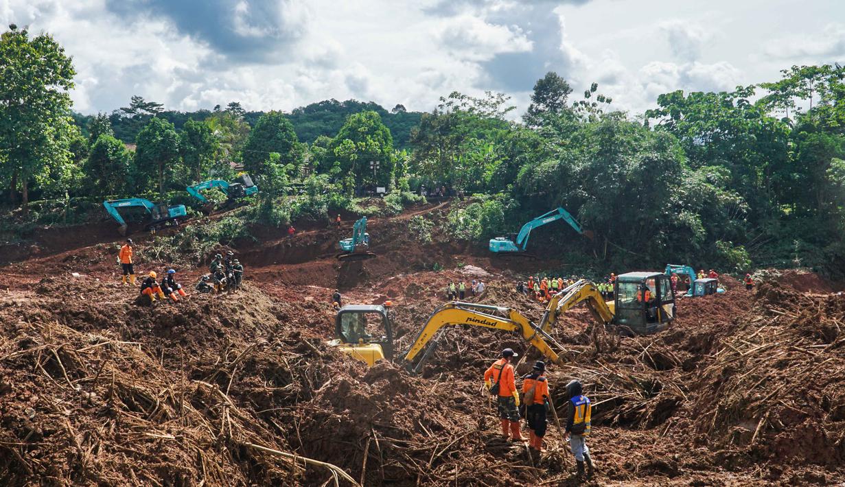 Tim pencari dan penyelamat gabungan berupaya mencari korban bencana longsor yang menimbun beberapa rumah di Desa Cibeunying, Kabupaten Cilacap, Jawa Tengah, pada Senin 17 November 2025. Hingga Senin (17/11/2025), tim pencari dan penyelamat gabungan terus berupaya mencari korban bencana tanah longsor di Desa Cibeunying, Kabupaten Cilacap, Jawa Tengah. (Bakhtiar RAHMAN/AFP)
